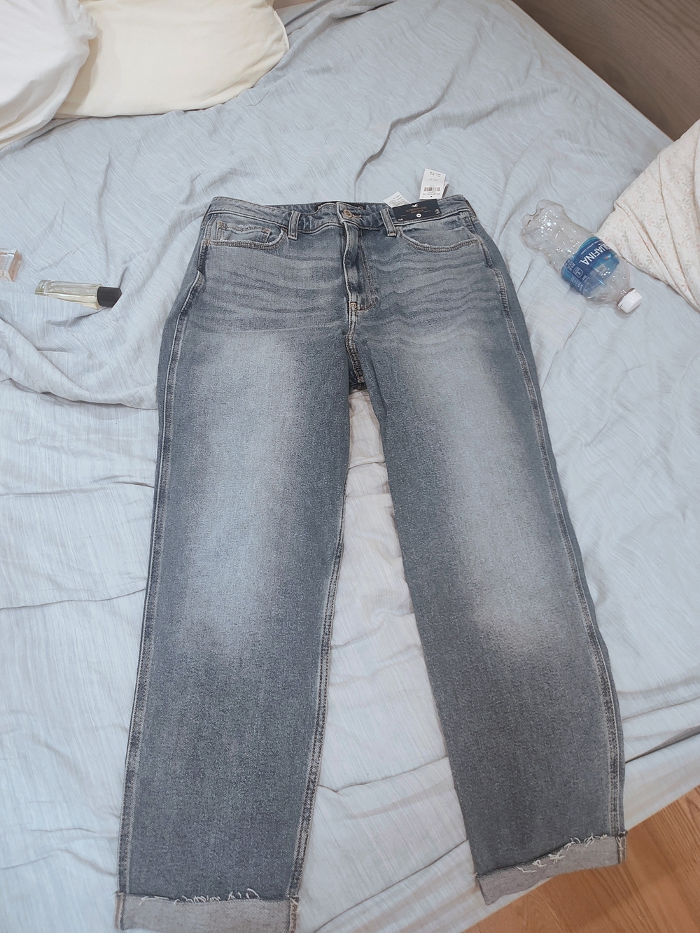 Hollister NWT Ultra High-Rise Mom Jeans in Light Denim Blue